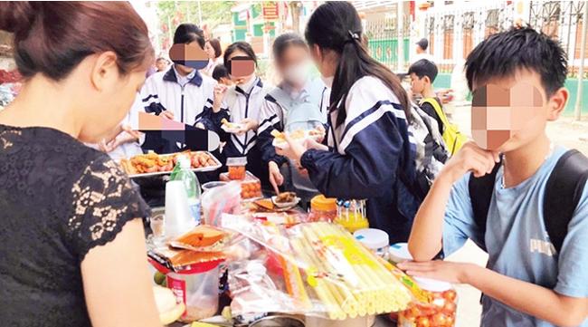 BÁN THỰC PHẨM KHÔNG BẢO ĐẢM AN TOÀN CHO TRẺ BỊ PHẠT TỚI 40 TRIỆU ĐỒNG