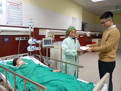 THĂM, ĐỘNG VIÊN VÀ TRAO TẶNG HƠN 8,6 TRIỆU ĐỒNG ĐẾN 06 NGƯỜI BỆNH HOÀN CẢNH KHÓ KHĂN