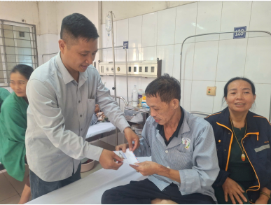 NHỮNG TẤM LÒNG ĐÒNG HÀNH, TIẾP SỨC NGƯỜI BỆNH HOÀN CẢNH KHÓ KHĂN NHỮNG TẤM LÒNG ĐÒNG HÀNH, TIẾP SỨC NGƯỜI BỆNH HOÀN CẢNH KHÓ KHĂN