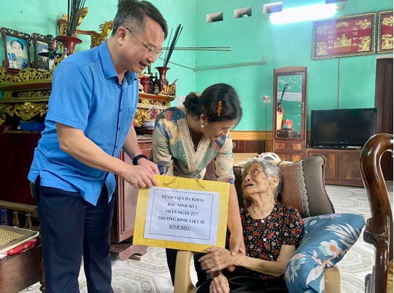 THĂM HỎI, TẶNG QUÀ MẸ VIỆT NAM ANH HÙNG NGUYỄN THỊ NGẦN NHÂN DỊP 27/7