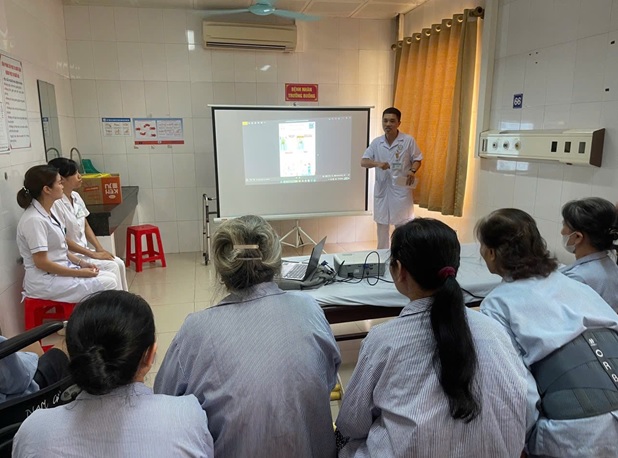TRUYỀN THÔNG GIÁO DỤC SỨC KHỎE TẠI  KHOA PHỤC HỒI CHỨC NĂNG: ĐỒNG HÀNH CÙNG NGƯỜI BỆNH TRONG CHĂM SÓC, DINH DƯỠNG VÀ PHỤC HỒI VẬN ĐỘNG