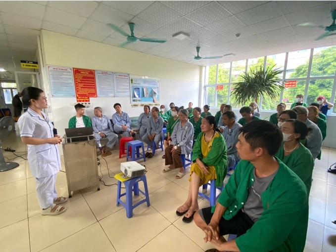 TRUYỀN THÔNG GIÁO DỤC SỨC KHỎE TẠI KHOA LÃO KHOA – THẦN KINH: PHÒNG NGỪA RỐI LOẠN TIỀN ĐÌNH, ĐỘT QUỴ Ở NGƯỜI CAO TUỔI
