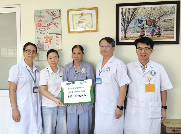 BÁO DÂN TRÍ TRAO TẶNG HƠN 145 TRIỆU ĐỒNG CHO NGƯỜI MẸ MẮC UNG THƯ PHỔI TẠI BỆNH VIỆN ĐA KHOA BẮC NINH SỐ 2