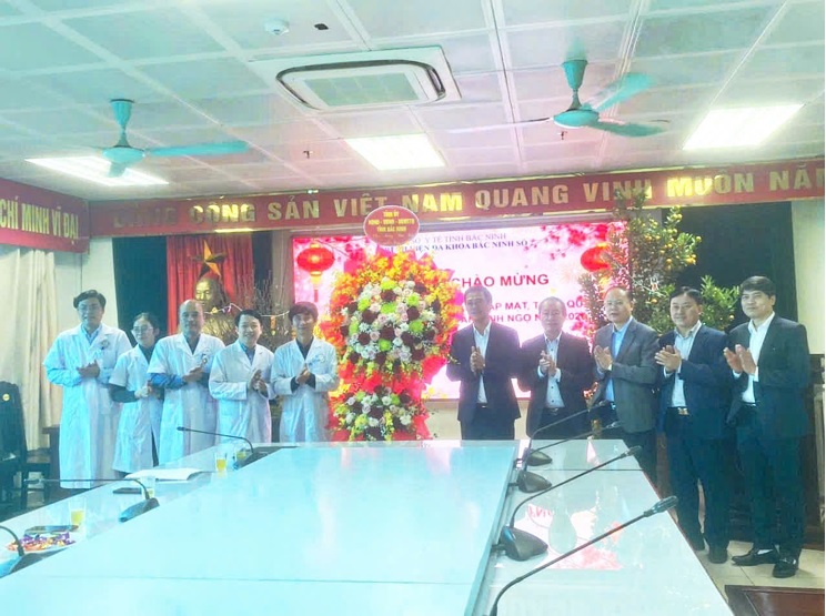 PHÓ CHỦ TỊCH UBND TỈNH LÊ XUÂN LỢI THĂM, CHÚC TẾT  VÀ TẶNG QUÀ BỆNH VIỆN ĐA KHOA BẮC NINH SỐ 2