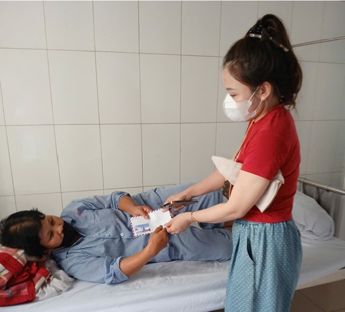 NHỮNG PHẦN QUÀ ẤM ÁP,  KỊP THỜI HỖ TRỢ NGƯỜI BỆNH CÓ HOÀN CẢNH KHÓ KHĂN