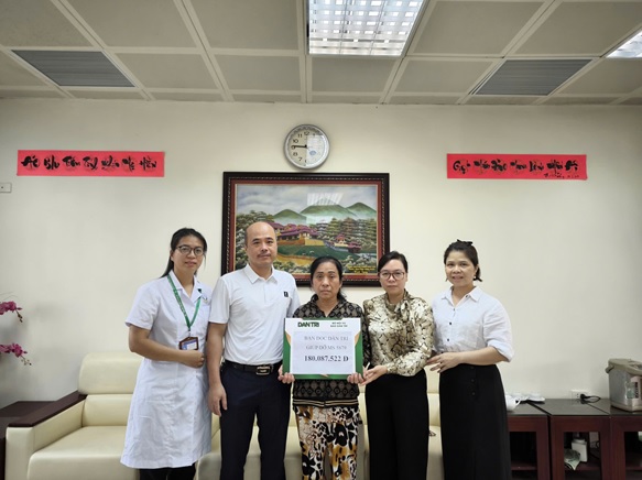 TRAO TẶNG HƠN 200 TRIỆU ĐỒNG  HỖ TRỢ NGƯỜI CÔNG NHÂN CHẤN THƯƠNG SỌ NÃO NẶNG