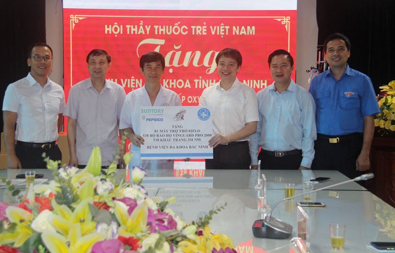 Hội Thầy thuốc trẻ Việt Nam, Hội LHTN tỉnh Bắc Ninh, nhãn hàng Sting trao tặng Bệnh viện đa khoa tỉnh Bắc Ninh vật tư y tế phòng, chống dịch bệnh Covid - 19