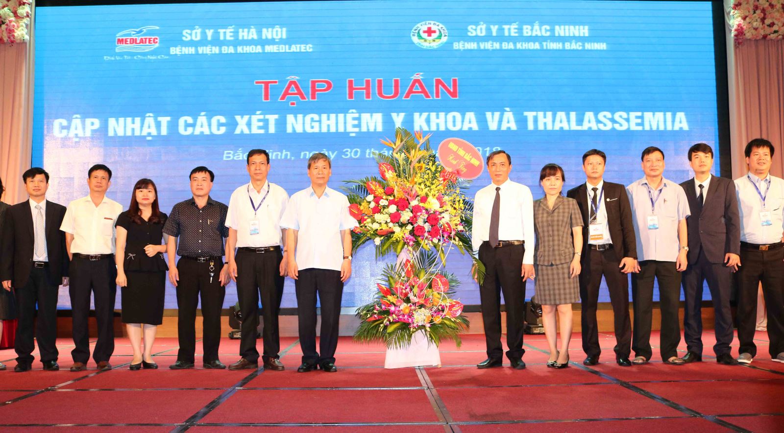 Đ/c Nguyễn Văn Phong – Phó chủ tịch UBND tỉnh Bắc Ninh  tặng hoa chúc mừng Hội nghị