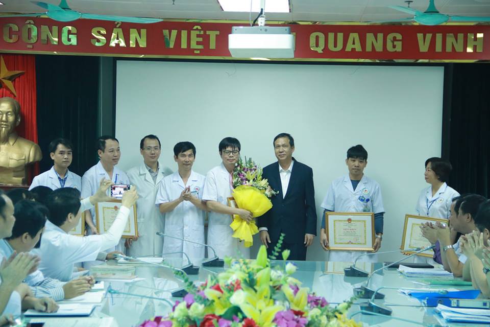Đ/c Nguyễn Bá Qúy – Phó Giám đốc Sở Y tế trao bằng khen cho kíp thực hiện kỹ thuậ