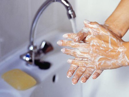  Rửa tay bằng xà phòng phòng bệnh dịch mùa hè