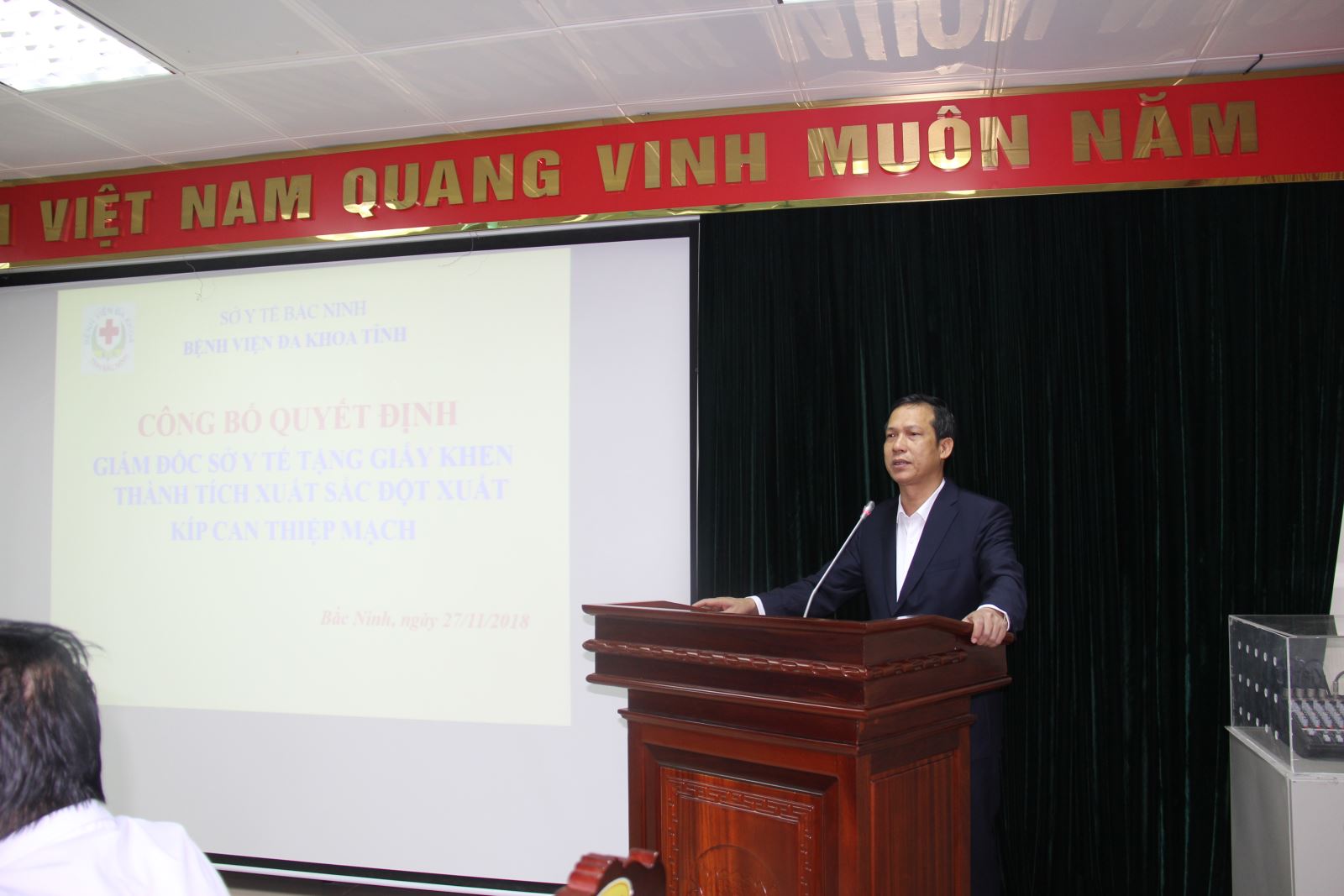 Đ/c Nguyễn Bá Qúy – Phó Giám đốc Sở Y tế đã biểu dương kíp thực hiện kỹ thuật 