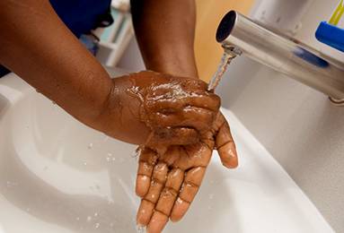 Rửa tay bằng xà phòng phòng tránh bệnh do virus Ebola