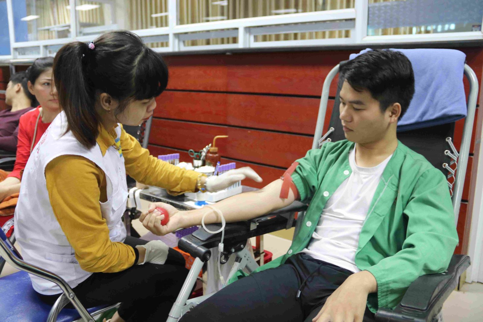 Người nhà bệnh nhân tham gia hiến máu tình nguyện