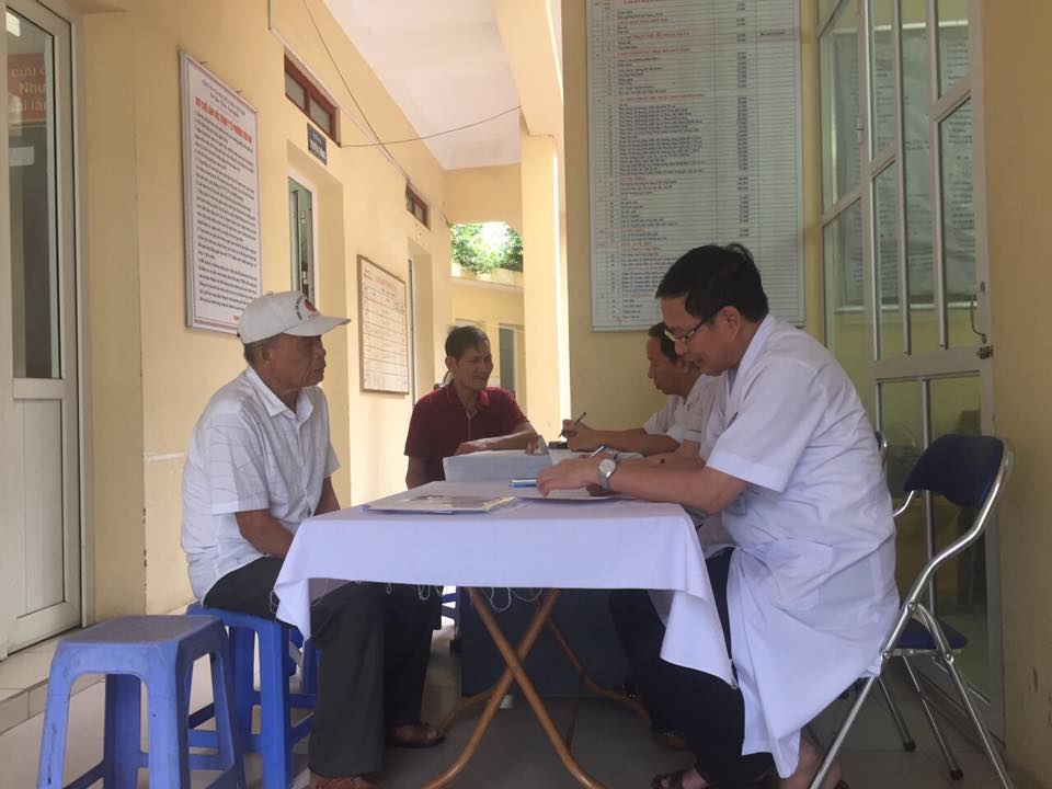 Cán bộ BVĐK tỉnh Bắc Ninh khám sức khỏe cho các đối tượng chính sách phường Tiền An