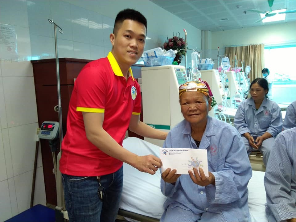 Thành viên CLB Chung tay Bắc Ninh tặng quà cho người bệnh lọc máu